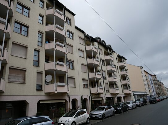 Helle und großzügige 3-Zimmer Wohnung (4.OG, Lift, Parkett, 2x Balkon, TG) in Fürth Süd - Provisionsfrei für Käufer!