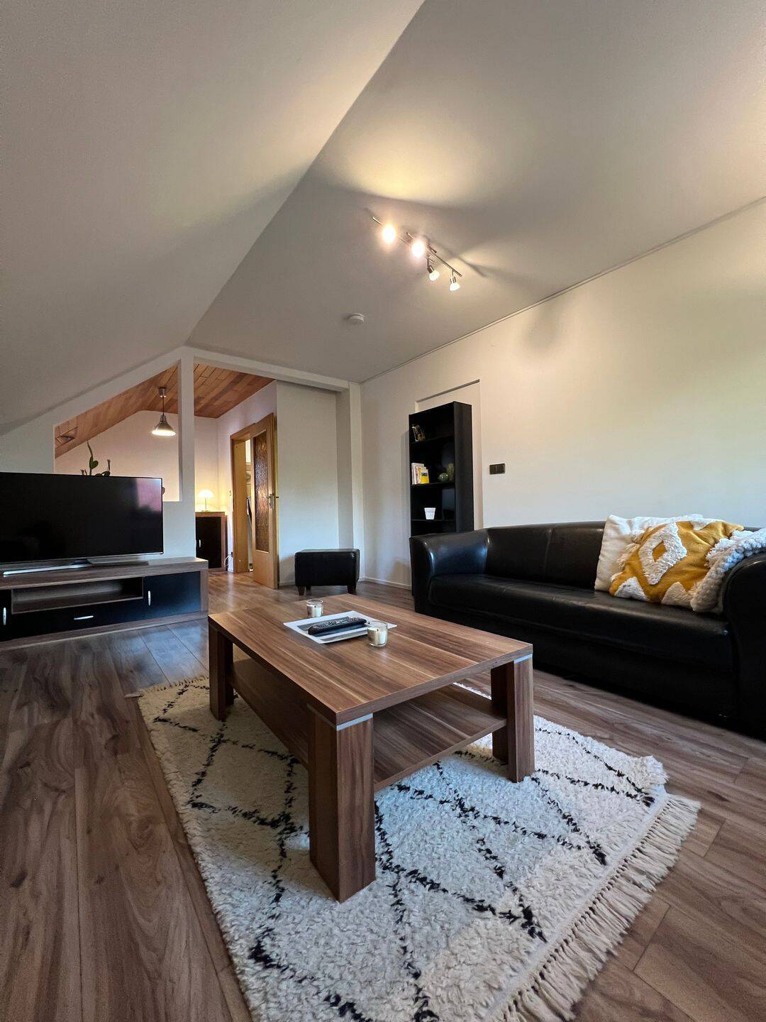Moderne Dachgeschosswohnung mit Homeoffice-Zimmer in Berlin-Buckow - Photo 1
