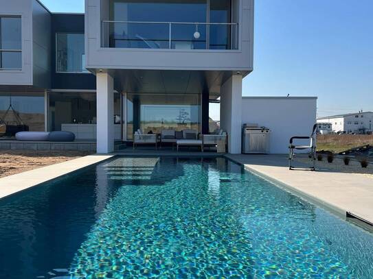 Architektenhaus in exklusiver Containerbauweise mit Pool, separatem Büro und großzügigem Grundstück