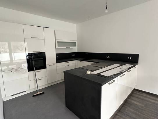 RS-Innenstadt Stilvoll sanierte 5-Zimmer-Maisonettewohnung mit Altbaucharme und EBK