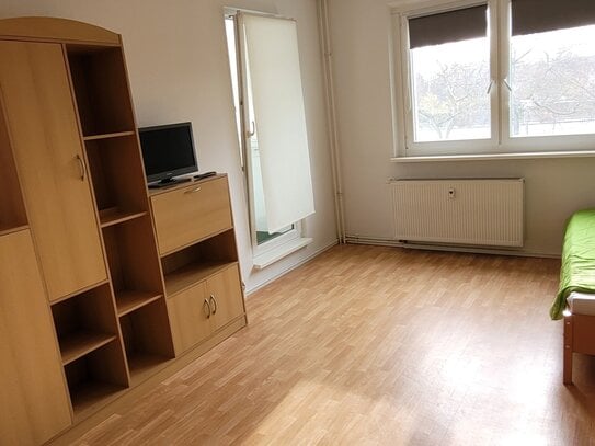 möbliertes WG Zimmer mit Loggia in 3 Raumwohnung in Leipzig/Schönefeld