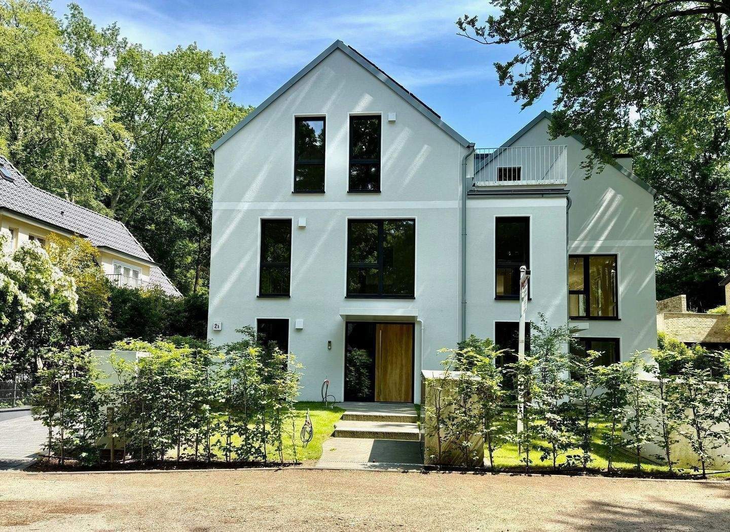 Alle unter einem Dach! Erstbezug, Neubau-Stadthaus - großzügig und lichtdurchflutet - mit Tiefgarage, 2 Stellplätzen mit Elektroladestation