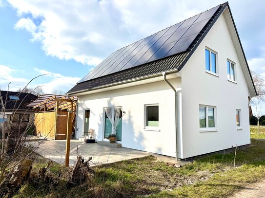 Neuwertiges KfW55-Einfamilienhaus mit Wärmepumpe und PV-Anlage