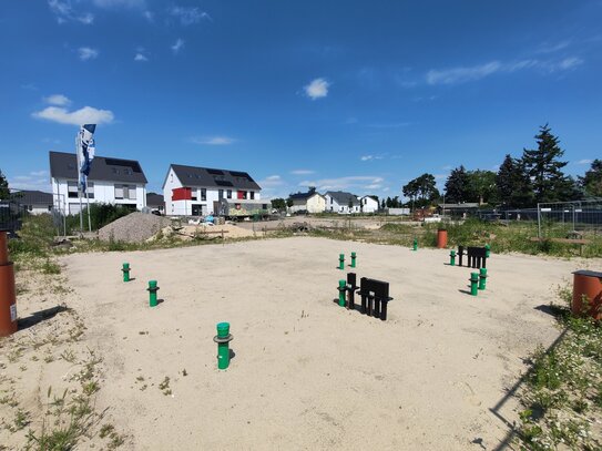 Grundstück mit Baugenehmigung für 6 Reihenhäuser und 2 Doppelhaushälften