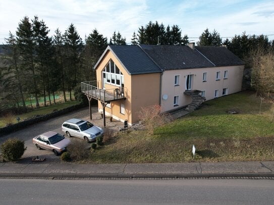 Mehrfamilienhaus mit drei Wohneinheiten, auf großem Grundstück, zu verkaufen!