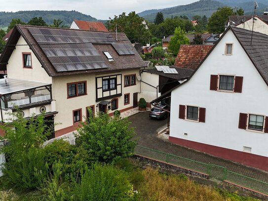 Exklusives Immobilienangebot: Zwei Einfamilienhäuser auf Traumgrundstück mit Pool und Garage