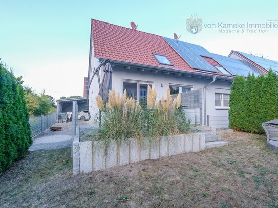 Direkt an der Bebauungsgrenze: Moderne DHH mit EBK, FBHZ, Carport und Garage