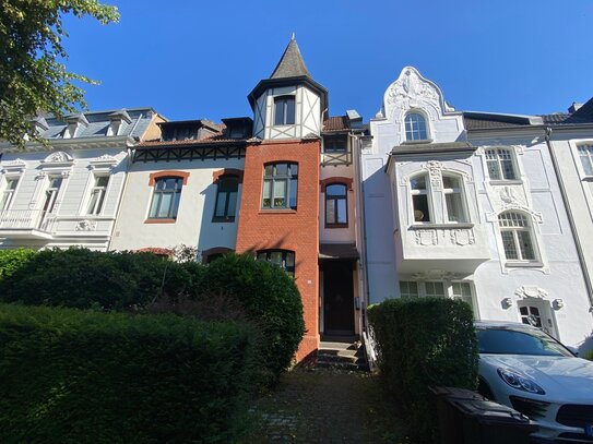 Elegante 3-Zimmer-Altbauwohnung mit ausgebautem Spitzboden und Terrasse in Bockum zu vermieten