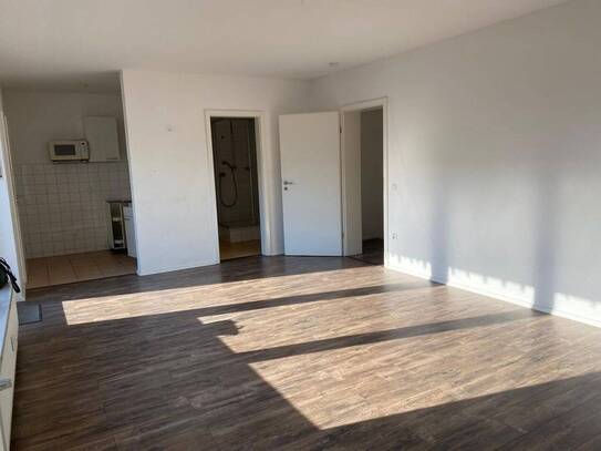 1 OG. Apartment mit Dachterrasse und Einbauküche möbliert