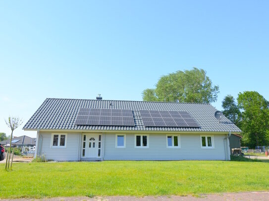 Moderner Bungalow in Holzrahmenbauweise mit großem Grundstück und Erweiterungsoption