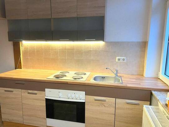 !! 1-Zimmer-Dachgeschosswohnung mit Einbauküche und Balkon !!