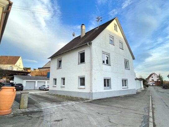 Teilsaniertes 3-Familienhaus mit drei Garagen, Dachterrasse + Terrasse