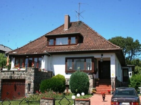 Charmantes Walmdachhaus mit Einliegerwohnung in bevorzugter Villenlage von Reinfeld!