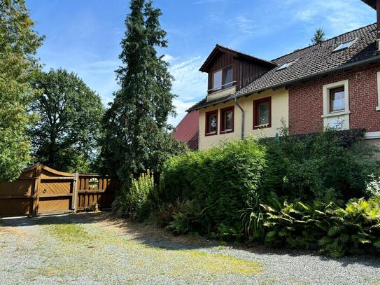 Pferdehof mit Mehrfamilienhaus, Reitplatz, Ställen und arrondierten Weiden