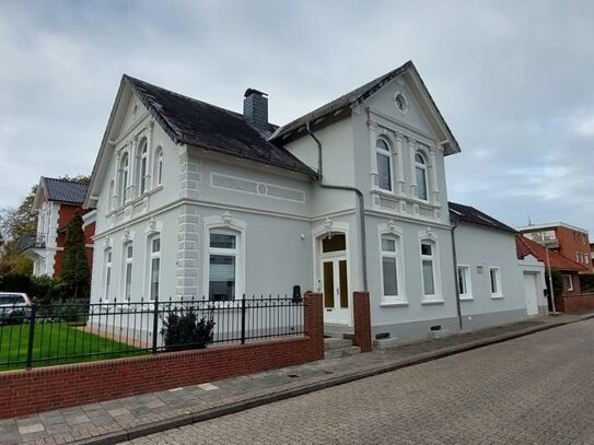 Charmante, hochwertig sanierte Altbauwohnung, 1. Etage, in Toplage, sucht neuen Mieter.