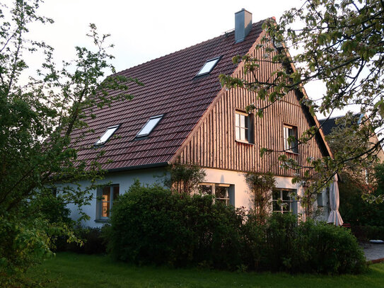 Großzügiges, hochwertig saniertes Haus mit großem Grundstück und Pferdestallungen in der Seenlandschaft