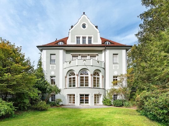 Unikat in historischer Villa. Herrschaftliche Wohnung mit traumhaftem Garten.