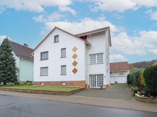 Zweifamilienhaus in idyllischer Lage mit großem Garten zum Entspannen und Doppelgarage