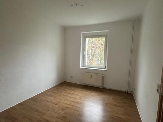 Gut aufgeteilte und helle 3 Zimmer-Wohnung in Fermersleben mit Dusche, Balkon und Blick auf den grünen Innenhof!