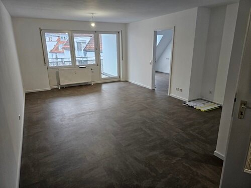 Top Lage! Top Zustand! Schöne 2-ZIMMERWOHNUNG mit Balkon und Stellplatz!