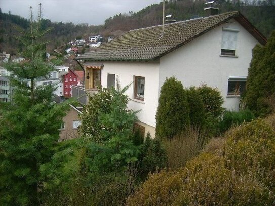 Wohnhaus mit 2 Garagen und Carport in Aistaig!