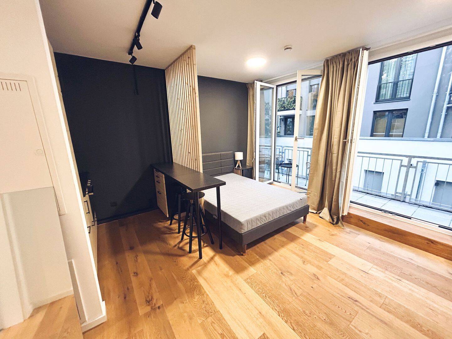 Stilvolle, voll möblierte Studio-Wohnung mit großer Loggia – Top-Anbindung & ruhige Innenhoflage - Foto 1