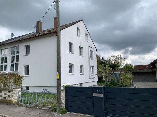 KNIPFER IMMOBILIEN - Gepflegtes 3-Familienhaus in Diedorf-Hausen mit Doppelgarage zum Kauf