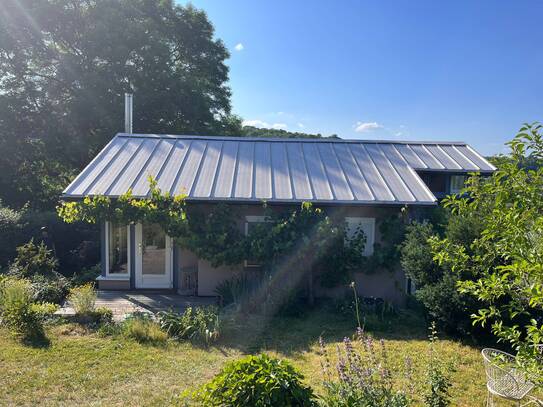 Kleinod mit Naturnähe und toller Aussicht: besonderes, neuwertiges Ferienhaus in attraktiver Ortsrandlage.