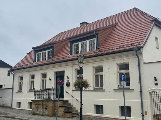 Stilvolles Dachgeschoss-Apartment mit verkleideten Balken im Herzen von Teltow