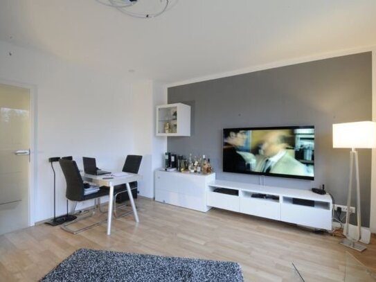 Moderne 2-Zimmer-Wohnung, komplett renoviert, weißes Bad, Balkon, Blick ins Grüne