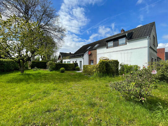 Mehrgenerationenhaus mit Einliegerwohnung und Doppelgarage auf einem großem Baulandgrundstück in naturverbundener und i…