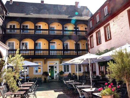 Investitionsperle in der Südpfalz: Etabliertes Hotel mit stabilen Mieterträgen und historischem Flair zu verkaufen