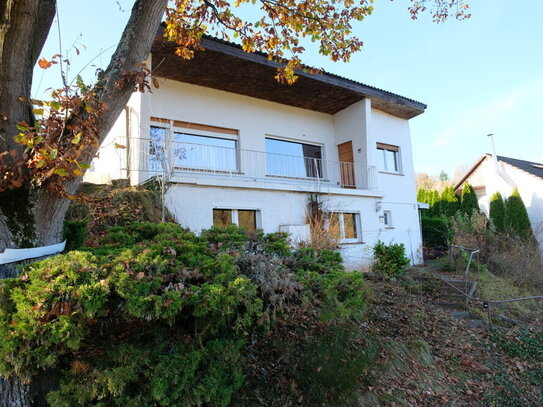 Idyllisches Wohnerlebnis ! Einfamilienhaus mit unverbaubarem Blick ins Grüne, am Feldrand von Heenes !