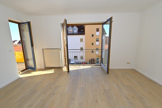 Frisch renovierte 3 ZKB-Wohnung inkl. EBK, Balkon, 2 Duplex-Plätze anmietbar im schönen Königsbrunn