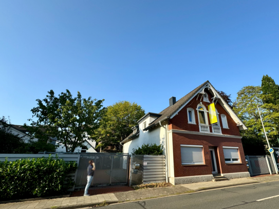 Saniertes Mehrfamilienhaus mit Baugrundstück