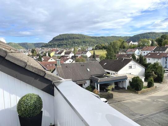 Herrliche Fernsicht! Ideale 3,5 Zimmer-Wohnung mit sonnigem Balkon!