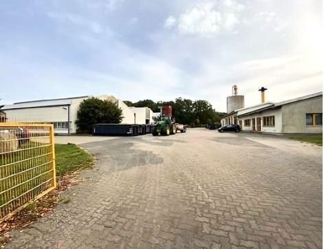 Lager-/Produktionshallen mit Sozial- und Verwaltungsgebäude sowie landw. Flächen auf über 46.000 m²