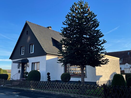 **Freistehendes Ein-Zweifamilienhaus mit separatem Garagenhaus in Fröndenberg-Westick**