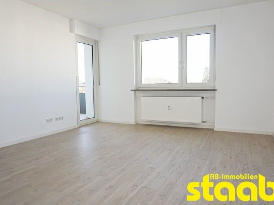 HELLE 4-ZIMMERWOHNUNG MIT BALKON UND STELLPLATZ *** Zentrumsnah!