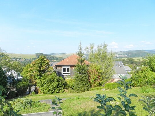 Mehrfamilienhaus mit drei Wohneinheiten, Garagen, Garten Streuobstwiese und Mega-Fernblick!