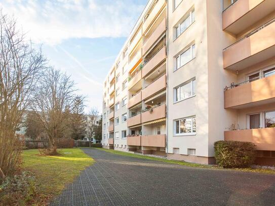 Schmuckstück verteilt auf vier Zimmer mit Balkon, Einbauküche & TG-Stellplatz!