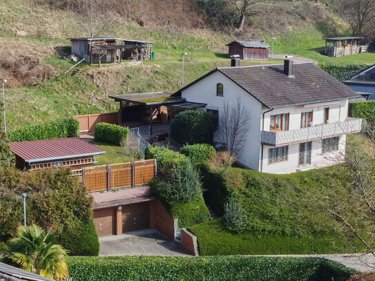 Einfamilienhaus mit Doppelgarage, Carport und Garten in ruhiger, idyllischer Hang-Lage in 79341 Kenzingen-Bombach