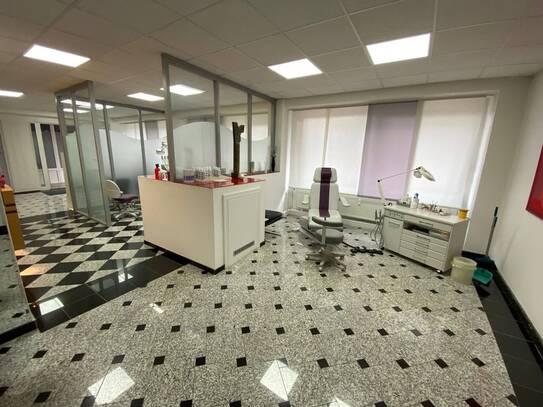 Umnutzung zur EG-Wohnung möglich! Büro- / Praxisfläche im Erdgeschoss in City-Lage in Karlsruhe