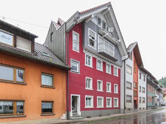 Sofort wohlfühlen: 3-Zi.-ETW mit Balkon und Fußbodenheizung in Innenstadtlage von Elzach