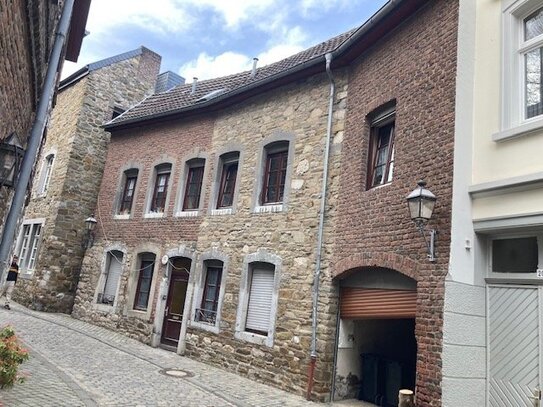 ***Kaufpreisreduzierung*** Denkmalgeschütztes, sanierungsbedürftiges Stadthaus mit Garage