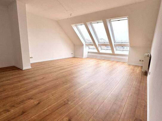 ==Großzügige 4-Zimmer-Wohnung im Dachgeschoss mit 2 Bädern und Stellplatz==