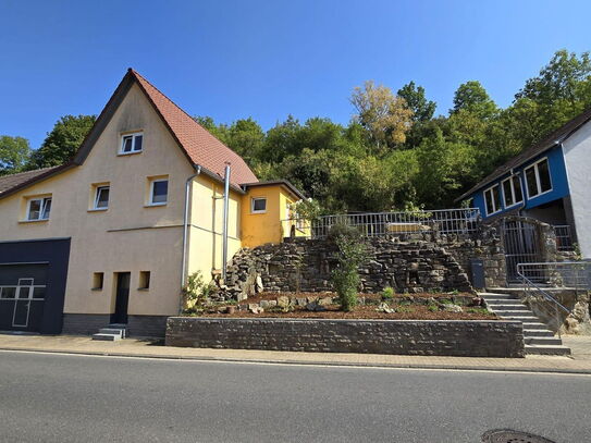 Schönes Haus mit Garten Felsen und großer Scheune, fertig zum Einzug