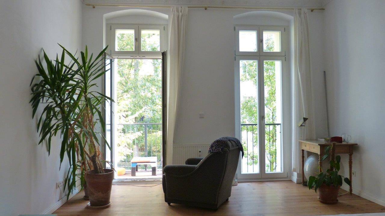 Hochwertig sanierte Altbauwohnung mit zwei Balkonen und viel Platz - Foto 1