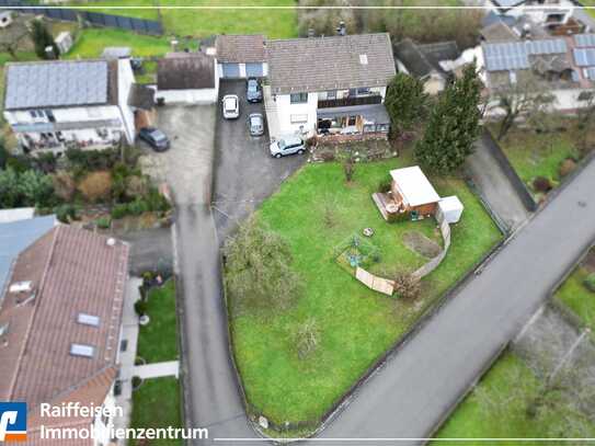 Gemütliches Zweifamilienhaus mit großem Garten in ruhiger Lage