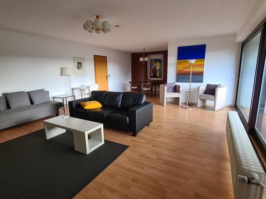 Helle, großzügige 3-Zimmer-Wohnung mit Loggia, Hallenbad, Sauna, Tiefgarage